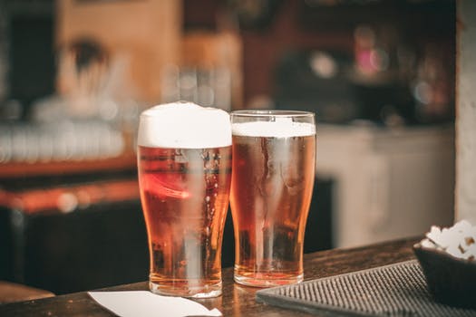 Cada cerveza en su vaso