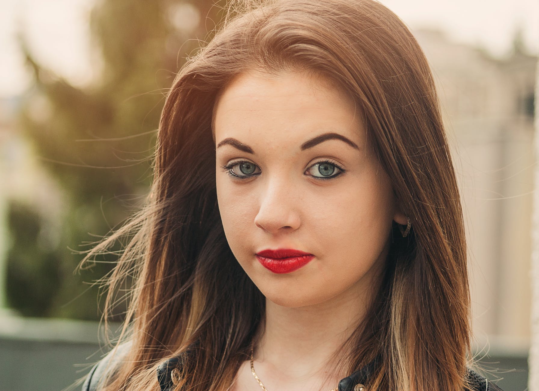 Maquilla tus  labios de rojo