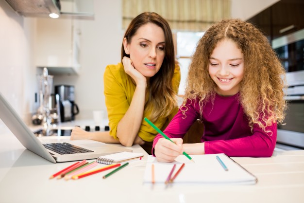 ¿Debemos ayudar a los hijos con las tareas escolares?