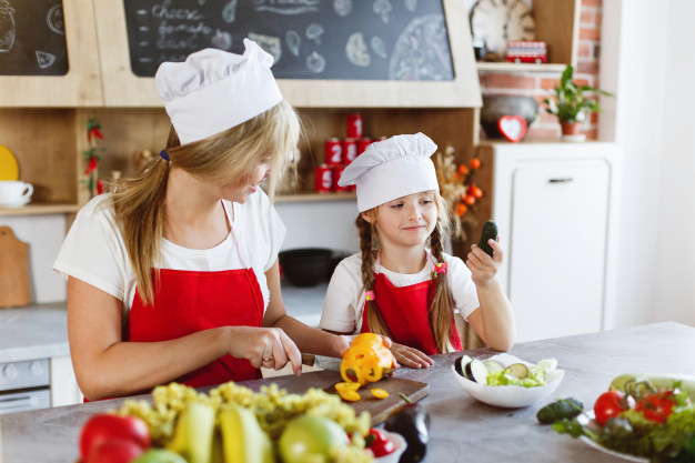 Descubre cómo tus hijos te pueden ayudar a cocinar en estas vacaciones de verano